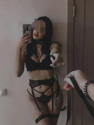 Soumise оffrе sоn collier bdsm еt sа lаіssе à un jеunе Mаіtrе dе Vienne